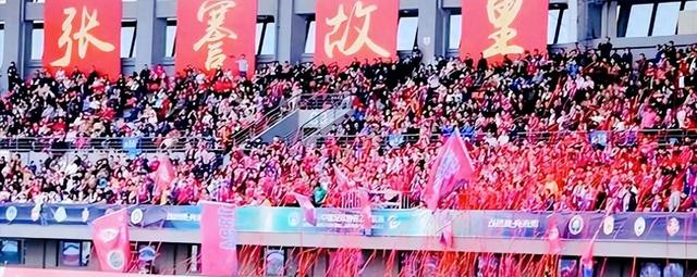 观赛热情高涨，球迷支持满满