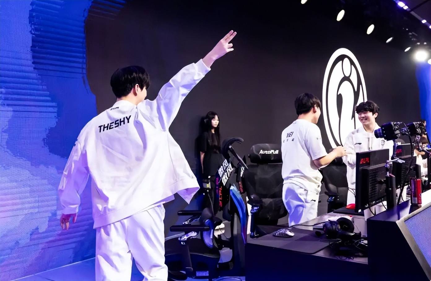 BLG翻盘EDG，Bin关键团战开团秒人峡谷大战淘汰赛，点燃全场激情的简单介绍