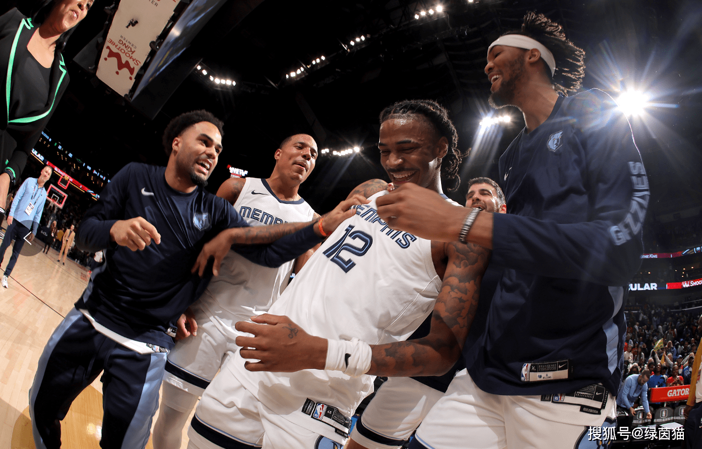 洛杉矶湖人险胜布鲁克林篮网，莫兰特绝境下完成绝杀顶尖较量小组赛，锁定晋级资格的简单介绍