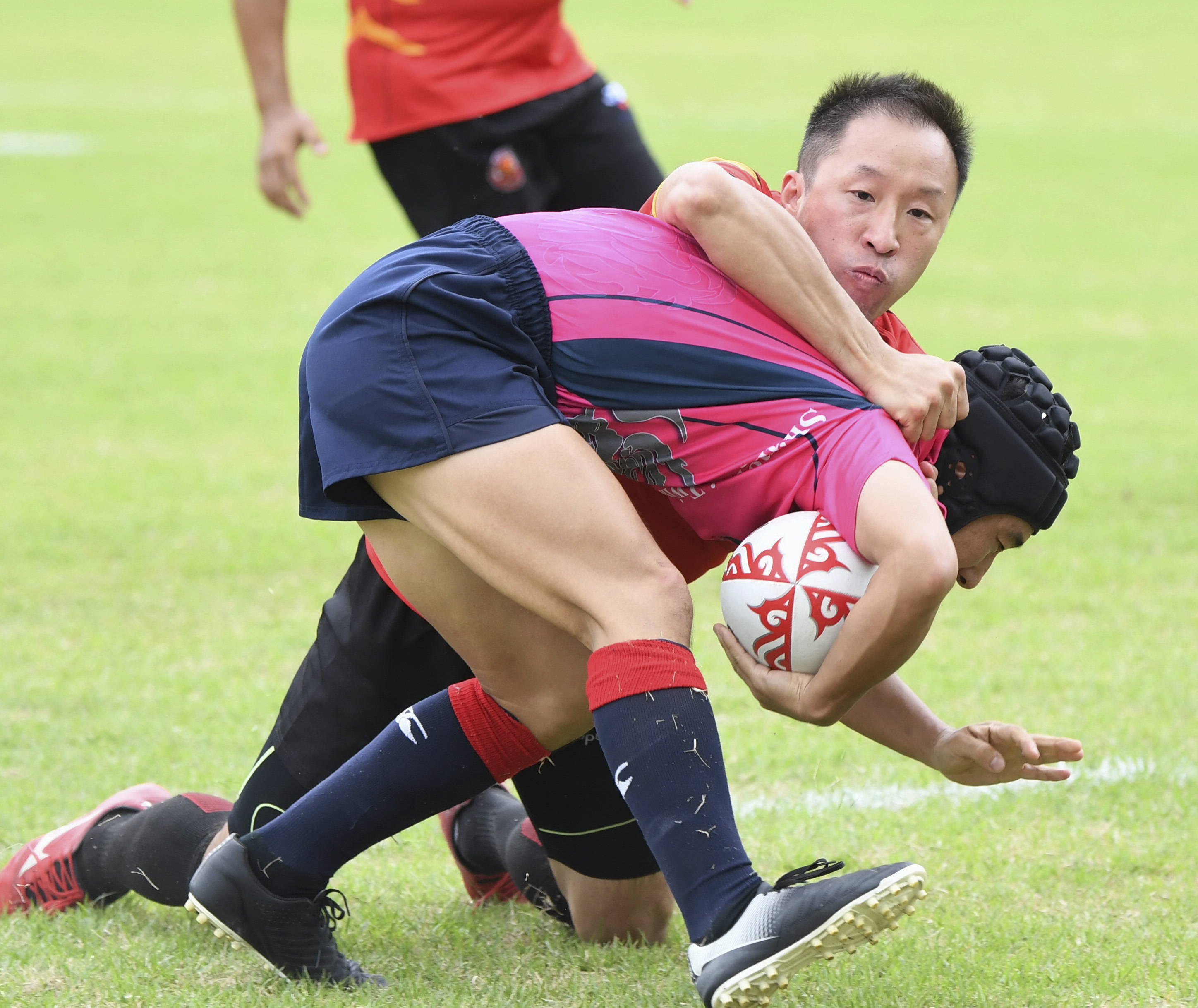 包含冷门频出！橄榄球战况跌宕起伏的词条